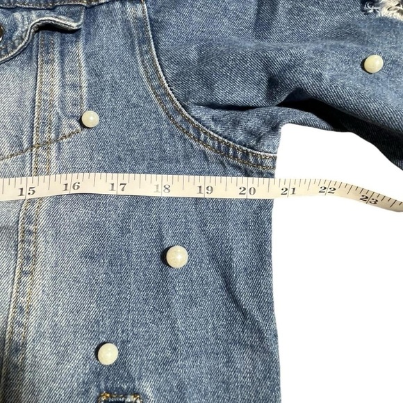 The Style Between Us. Distressed denim jacket with a baggy fit - Picture 5 of 6